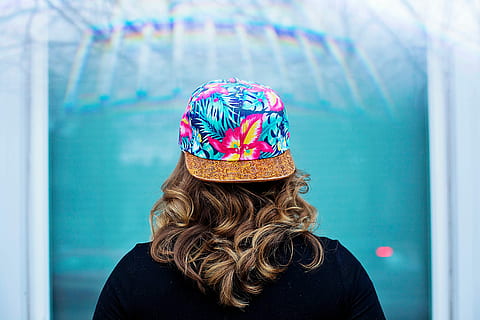 donna, indossare, floreale, berretto, di fronte, indietro, persone, una persona, donne, femmine, adulto, etnia caucasica, in casa, blu, giovane adulto, retrovisore, colpo alla testa, solo una donna, inverno, cappello a maglia, capi di abbigliamento, ritratto, capelli, cappello, acconciatura, persone reali, concentrarsi sulle conoscenze acquisite, capelli castani, attività di svago, stili di vita, giorno, capelli lunghi, capelli di media lunghezza, all'aperto, color turchese, vestiti caldi, motivo floreale, Capello umano, 5K, CC0, dominio pubblico, privo di copyright