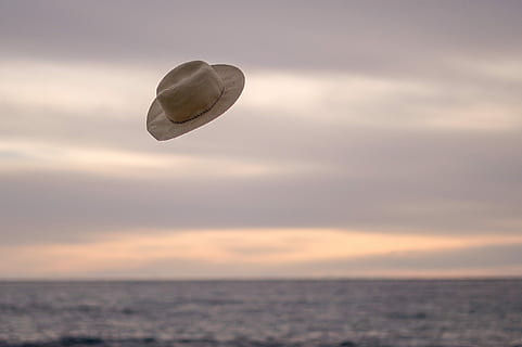 cappello, volante, oceano, giorno, cappello da sole, scossa, aria, galleggiante, volare, vento, cielo, mare, orizzonte, orizzonte sull'acqua, acqua, nuvola - cielo, la tranquillità, natura, scenics - natura, nessuno, tramonto, scena tranquilla, bellezza nella natura, all'aperto, a distanza, ambiente, la libertà, singolo oggetto, crepuscolo, 2K, CC0, dominio pubblico, privo di copyright