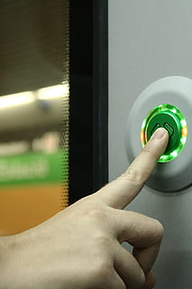 knap, hold op, station, underjordisk, skilt, symbol, skubbe, design, kontrollere, teknologi, metro, undergrundsbane, by, transportere, bevægelse, hurtig, hastighed, jernbane, pendler, passager, vogn, dør, platform, offentlig, menneskelig hånd, hånd, en person, rigtige mennesker, menneskelig kropsdel, finger, indendørs, menneskelig finger, bedrift, fokus på forgrunden, tæt på, kropsdel, uigenkendelig person, grøn farve, elektricitet, meddelelse, livsstil, trykknap, tastatur, Strømforsyning, 2K, CC0, offentligt domæne, royaltyfrie