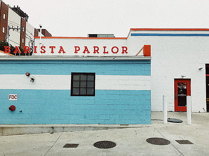 blanc, blau, pintat, concret, edifici, signe del saló barista, senyalització del saló barista, paret, finestra, porta, arquitectura, estructura construïda, exterior de l'edifici, comunicació, signe, text, guió occidental, dia, ciutat, cap gent, informació, entrada, lletra majúscula, funció de construcció de parets, orientació, cel, a l'aire lliure, sendera, carrer, 4K, CC0, domini públic, lliure de regalies