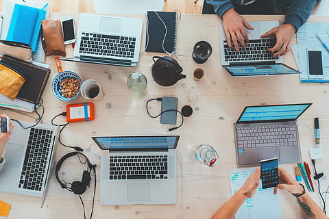 mennesker, sidder, bord, assorteret, bærbare computere, grå, diverse gadgets, elementer, Brun, træ-, teknologi, trådløs teknologi, computer, meddelelse, forbindelse, bærbar, en person, høj vinkel visning, bruger bærbar computer, voksen, møbel, skrivebord, bærbar informationsenhed, forretning, hånd, mad og drikke, menneskelig hånd, drikke, tastatur, maskinskrivning, 5K, CC0, offentligt domæne, royaltyfrie