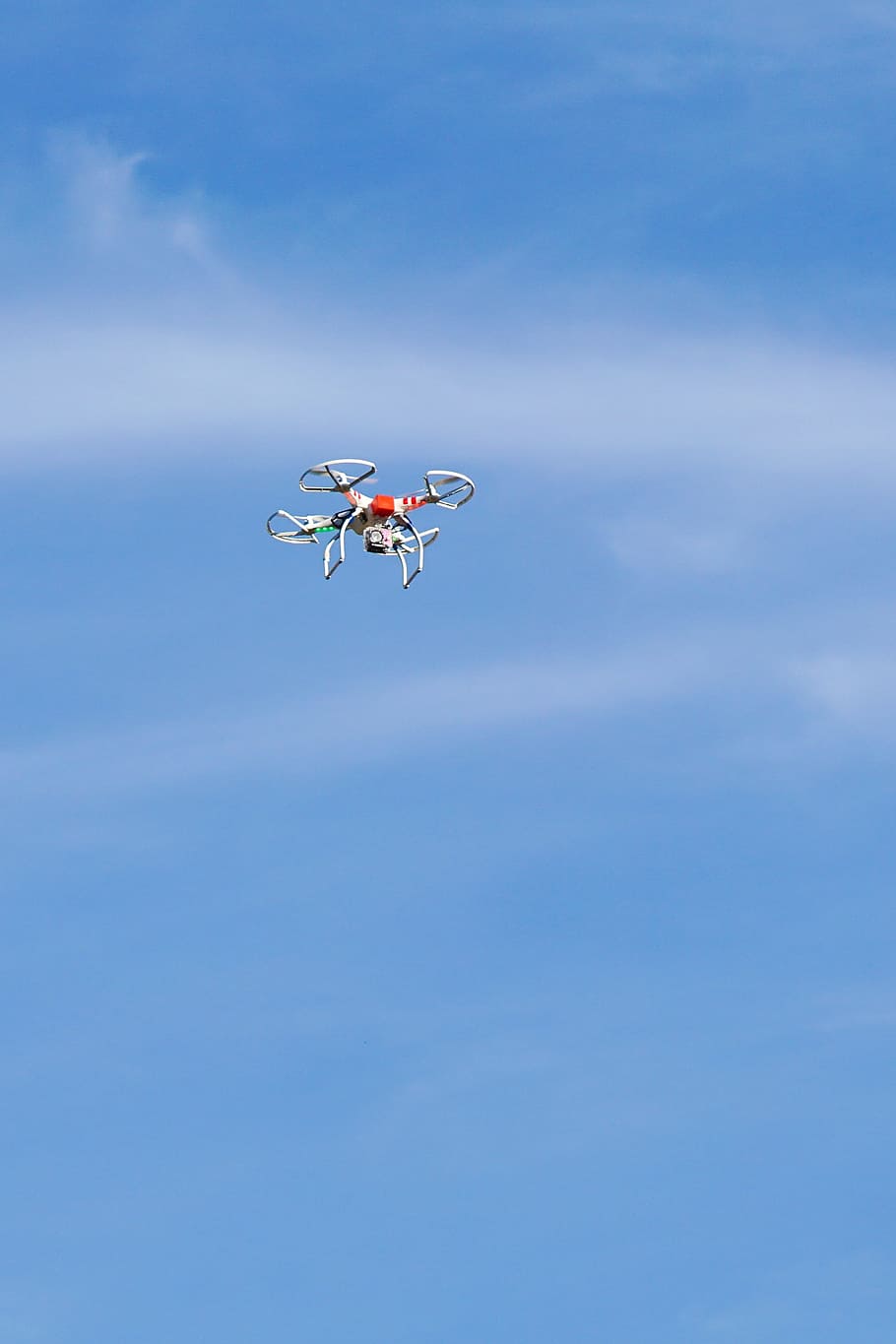 drone, dji, fantasma, quadcopter, helicòpter, camp, agricultura, cervatillo, cerca, volar, dom, joguines, diversió, alçada, vol, aire, a la pàgina, blat de moro, blat, núvols, crepuscle, actioncam, càmera d’acció, foto, fotografia, vídeo, hèlix, drones, juguetear, aficionats, oci, pasatemps, model, model d’avió, joguina model, innovació, tendència, volant, cel, a l'aire, vista d’angle baix, blau, temes de fotografia, equipament de suports, transport, càmera - equip fotogràfic, cap gent, naturalesa, tecnologia, manera de transport, dia, vigilància, a l'aire lliure, moviment, cel clar, vehicle aeri, 2K
