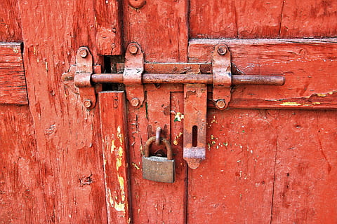 vermell, fusta, porta, bloqueig, cadenat, llocs perduts, vell, la porta, òxid, figura, llocs interessants, l'estructura de la, Paradís perdut, passarel·la, patró, textura, textura de fusta, fons de pantalla, el rerefons, model, tema, factura, esquerdat, corrosió, esquerdes, dures, entrada, seguretat, protecció, material de fusta, metall, tancat, pestell, primer pla, cap gent, dia, fons, marc complet, rovellat, marró, resistent, a l'aire lliure, 5K, CC0, domini públic, lliure de regalies