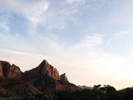 foto, montaña, azul, cielo, fotografía de bajo ángulo, verde, arboles, cielo azul, rock, naturaleza, scenics, paisaje, Desierto, roca - objeto, Arizona, Utah, sudoeste de estados unidos, al aire libre, Estados Unidos, arenisca, belleza en la naturaleza, parque Nacional, nadie, nube - cielo, formacion de roca, paisajes - naturaleza, escena tranquila, sólido, tranquilidad, escena no urbana, ambiente, árbol, puesta de sol, destinos de viaje, planta, idílico, formación, clima árido, clima, erosionado, 2K, CC0, dominio público, libre de derechos