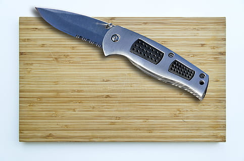 ganivet, fulla, agut, pissarra, taula de tallar, navalla, metall, tallar, acer, fulla de ganivet, afilat, un ganivet de mà, Jackknife, material de fusta, a l'interior, sol objecte, cap gent, fons blanc, eina de treball, tir de l'estudi, equipament, vell, text, menjar i beguda, ganivet: arma, directament a sobre, primer pla, instrument de mesura, natura morta, taula, gra de fusta, 4K, CC0, domini públic, lliure de regalies