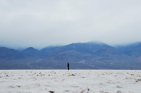 in piedi, Saline, uomo, sabbia della spiaggia, montagna, nube, nuvoloso, blu, persona, solo, solitario, sale, deathvalley, paesaggio, sterile, scenics - natura, cielo, bellezza nella natura, scena tranquilla, una persona, la tranquillità, catena montuosa, ambiente, natura, giorno, scena non urbana, terra, a distanza, stili di vita, idilliaco, all'aperto, 2K, CC0, dominio pubblico, privo di copyright