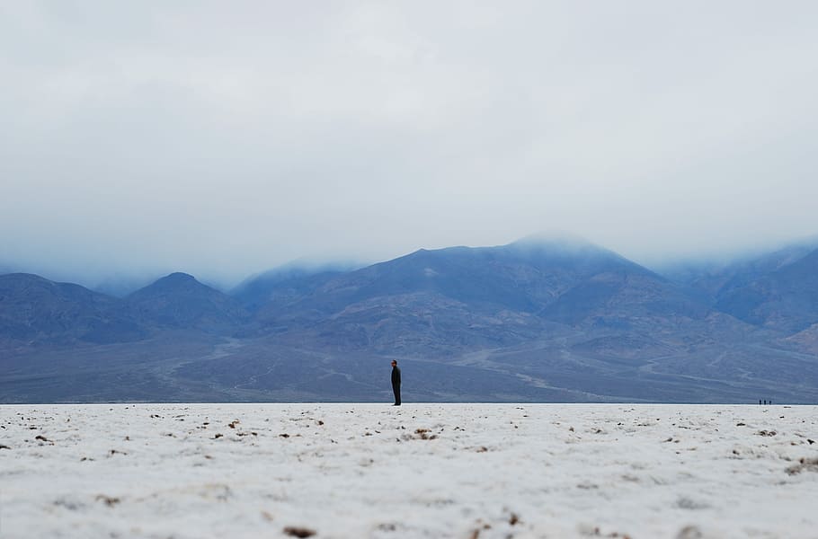 de peu, pisos salats, home, sorra de platja, muntanya, núvol, ennuvolat, blau, persona, sol, solitari, sal, Vall de la Mort, paisatge, estèril, escenics - natura, cel, bellesa a la natura, escena tranquil·la, una persona, tranquil·litat, Serra, medi ambient, naturalesa, dia, escena no urbana, terra, remot, estils de vida, idíl·lic, a l'aire lliure, 2K