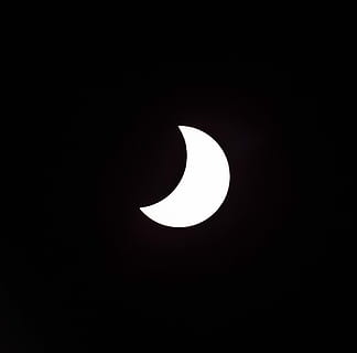 eclisse, solare, Luna, parziale, cielo, sole, astronomia, luce del sole, ombra, cerchio, copia spazio, notte, nessuno, spazio, bellezza nella natura, buio, Inquadratura dal basso, scenics - natura, fenomeno naturale, colore nero, mezzaluna, mezza luna, natura, all'aperto, maestoso, la tranquillità, luna planetaria, spazio e astronomia, chiaro di luna, 1080P, CC0, dominio pubblico, privo di copyright
