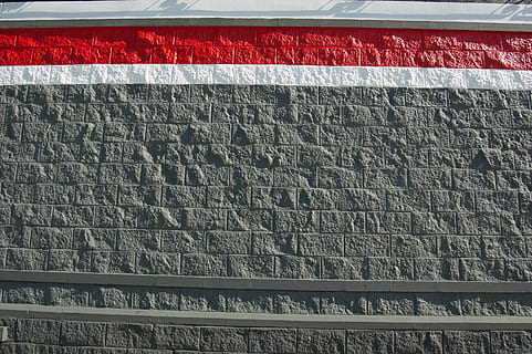 gemalt, Block, Wand, Textur, Hintergrund, bemalte Blockwand, Oberfläche, Mauerwerk, Gebäude, Schatten, Kontrast, Nahansicht, texturiert, keine Leute, rot, Tag, drinnen, Muster, Hintergründe, Transport, die Architektur, Vollbild, draußen, High Angle View, Textil-, gebaute Struktur, Kommunikation, Transportmittel, große gruppe von gegenständen, Rau, Zeichen, Sonnenlicht, 2K, CC0, gemeinfrei, lizenzfrei