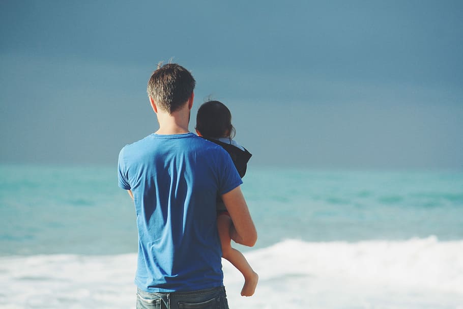 Mann, Blau, Hemd, Tragen, Baby, neben, Strand, Mann in blau, Männer, Erwachsene, draußen, Meer, Urlaube, kaukasischer Abstammung, Frau, heterosexuelles Paar, Liebe, Sommer-, zwei Menschen, Rückansicht, nur für Erwachsene, junge Männer, Lebensstile, Menschen, Zusammengehörigkeit, menschliche Beziehung, Bildtechnik, menschliches Alter, Paar - Beziehung, Bildtyp, Tag, Romantik, Stehen, Naturphänomen, Uhrzeit, Händchen halten, zärtlich, Gehen, Natur, junger Erwachsener, Farbbild, Wasser, Jungs, Kind, Legere Kleidung, Kindheit, Familie, Land, Verbindung, Freizeitbeschäftigung, Vater, Horizont über Wasser, Sohn, positive Emotionen, 4K