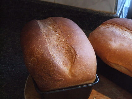 brød, stykker, bagning, frisk, mad, hvede, hvid, mel, skorpe, bagt, velsmagende, hjemmelavet, mad og drikke, friskhed, tæt på, stilleben, indendørs, ingen mennesker, Brun, bord, velvære, klar til at spise, høj vinkel visning, overbærenhed, sund kost, fokus på forgrunden, bolle, beholder, slankekure, snack, morgenmad, fristelse, 2K, CC0, offentligt domæne, royaltyfrie