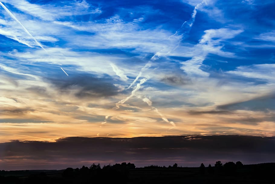 Landschaftsfotografie, Feld, Sonnenuntergang, Himmel, Wolken, abendstimmung, Kondensstreifen, bunt, Farbwechsel, Abend, Natur Himmel, dunkle Wolken, helle Wolke, dunkle Wolkenwand, Dämmerung, Stimmung, Natur, Nachglühen, Romantik, Bäume, wolke - himmel, Schönheit in der Natur, Ruhe, Szenen - Natur, ruhige Szene, Landschaft, Umgebung, Silhouette, keine Leute, Baum, Pflanze, idyllisch, Blau, Nicht-städtische Szene, draußen, Sonnenlicht, 5K
