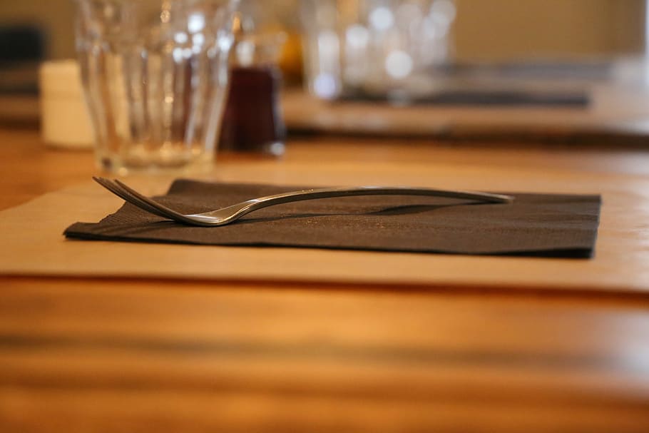Tabelle, Gabel, Lebensmittel, Mahlzeit, Essen, Restaurant, Abendessen, Messer, Rahmen, Serviette, hölzern, Besteck, Dekoration, Geschirr, einstellen, Utensil, Veranstaltung, Portion, ausgehen, warten, allein, nett, Dekor, elegant, Jahrgang, Licht, Möbel, Urlaub, Lebensstil, klassisch, Haushaltsausstattung, drinnen, Glas, Holz - Material, Trinkglas, Getränk, selektiver Fokus, Essen und Trinken, keine Leute, Erfrischung, Geschäft, Lebensmittel- und Getränkeindustrie, Nahansicht, transparent, Alkohol, Glas - Material, Abwesenheit, Luxus, Speisekarte, 5K