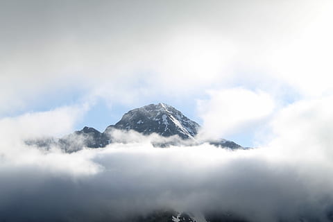 schwarz, Berg, bedeckt, Weiß, Wolken, schneebedeckt, umgeben, tagsüber, Wolke, Gipfel, Natur, wolke - himmel, Himmel, Schnee, Schönheit in der Natur, Umgebung, Szenen - Natur, Nebel, Winter, keine Leute, Landschaft, kalte Temperatur, Ruhe, draußen, Gebirge, hoch oben, ruhige Szene, schneebedeckter Berg, über, hell, 4K, CC0, gemeinfrei, lizenzfrei
