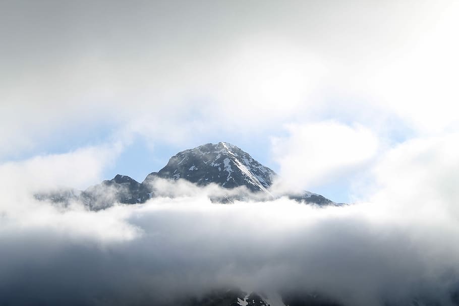 schwarz, Berg, bedeckt, Weiß, Wolken, schneebedeckt, umgeben, tagsüber, Wolke, Gipfel, Natur, wolke - himmel, Himmel, Schnee, Schönheit in der Natur, Umgebung, Szenen - Natur, Nebel, Winter, keine Leute, Landschaft, kalte Temperatur, Ruhe, draußen, Gebirge, hoch oben, ruhige Szene, schneebedeckter Berg, über, hell, 4K