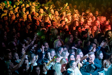 mennesker, stående, scene, indsamlede, koncert, menneskemængde, ydeevne, lys, ventilator, stor gruppe mennesker, gruppe af mennesker, rigtige mennesker, herrer, høj vinkel visning, samvær, nydelse, Kvinder, livsstil, voksen, natteliv, leder, kunstkultur og underholdning, fritidsaktivitet, nat, ser, publikum, fuld ramme, tilskuer, arme hævet, 5K, CC0, offentligt domæne, royaltyfrie