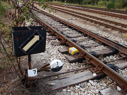 punts, pista, ferrocarril, vies del ferrocarril, transport, acer, tren, estació, direcció, transport per ferrocarril, cap gent, dia, naturalesa, metall, vista d’angle alt, a l'aire lliure, manera de transport, terra, corbata de ferrocarril, transport públic, sòlid, material de fusta, camp, abandonat, tecnologia, arbre, 2K