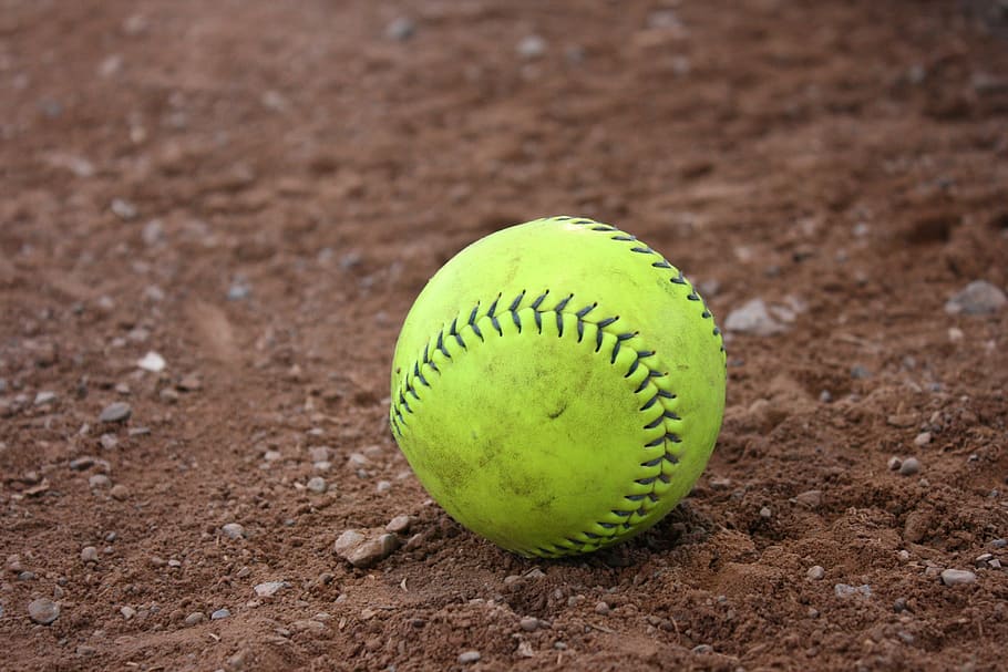 verd, beisbol, marró, sòl, softbol, argila, pilota, esport, joc, Lliga, slo-pitch, recreació, llançador, groc, rodó, pilota de beisbol, beisbol - esport, diamant de beisbol, tennis, cap gent, pilota de tennis, primer pla, brutícia, dia, terra, a l'aire lliure, color verd, centrar-se en primer pla, naturalesa, equipament esportiu, sorra, enfocament selectiu, 4K