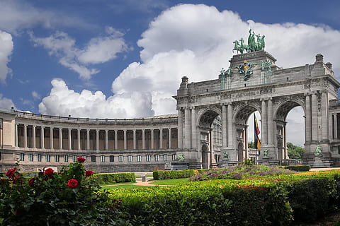 monumento, Bruxelles, nuvole, statua, parco, architettura, posto famoso, architettura ed edifici, Europa, struttura costruita, esterno dell'edificio, posizioni di viaggio, capitali, punti di riferimento, all'aperto, nuvola - cielo, destinazioni di viaggio, cielo, storia, pianta, il passato, turismo, viaggio, arco, città, natura, giorno, colonna architettonica, arco di Trionfo, fiore, Inquadratura dal basso, nessuno, neoclassico, 1080P, CC0, dominio pubblico, privo di copyright