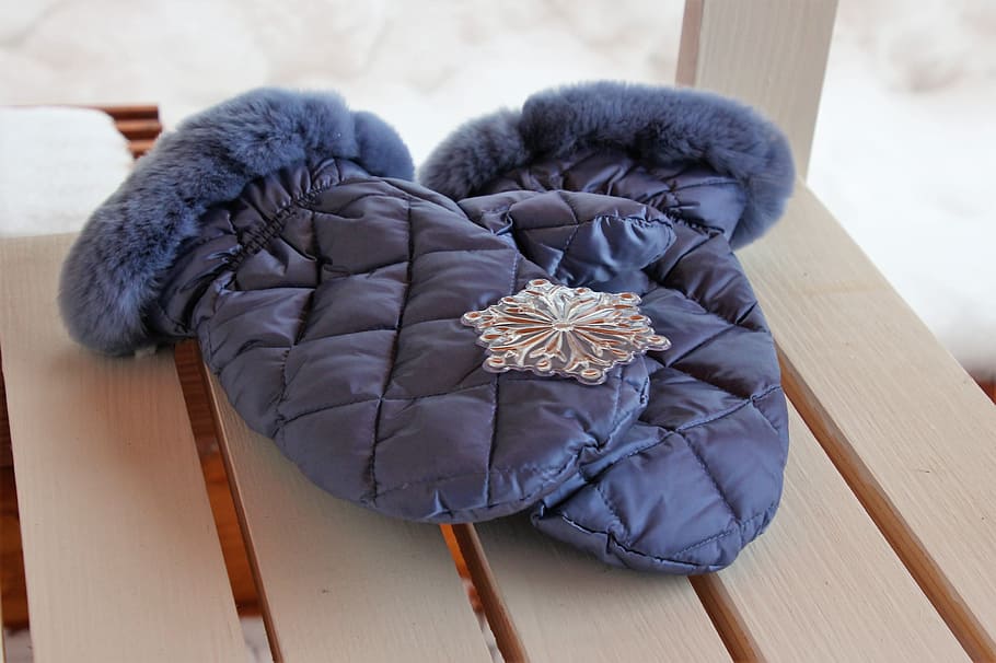 inverno, freddamente, panchina, fiocco di neve, la neve, guanti, in casa, legno - materiale, vista dall'alto, nessuno, tavolo, avvicinamento, giorno, nastro, posto a sedere, pavimento in legno, regalo, legna, concentrarsi sulle conoscenze acquisite, pavimentazione, nastro - articolo da cucire, blu, animale, natura morta, arco legato, 2K