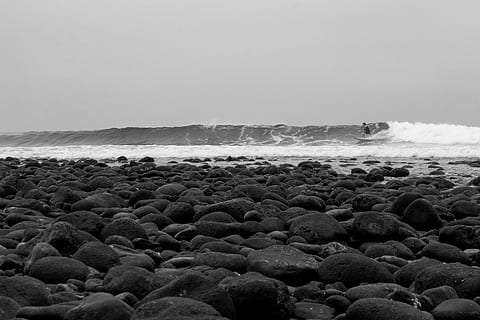 persona surfant, onades, platja, roques, surfista, mar, aigua, oceà, vacances, Costa, naturalesa, blanc i negre, rock - object, línia de costa, onada, rock, sòlid, terra, bellesa a la natura, cel, escenics - natura, cap gent, moviment, còdols, escena tranquil·la, dia, tranquil·litat, pedra, horitzó sobre l’aigua, a l'aire lliure, poder a la natura, nivell superficial, 5K, CC0, domini públic, lliure de regalies