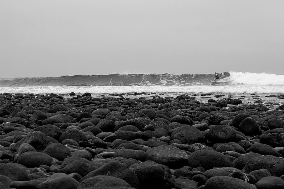 persona surfant, onades, platja, roques, surfista, mar, aigua, oceà, vacances, Costa, naturalesa, blanc i negre, rock - object, línia de costa, onada, rock, sòlid, terra, bellesa a la natura, cel, escenics - natura, cap gent, moviment, còdols, escena tranquil·la, dia, tranquil·litat, pedra, horitzó sobre l’aigua, a l'aire lliure, poder a la natura, nivell superficial, 5K