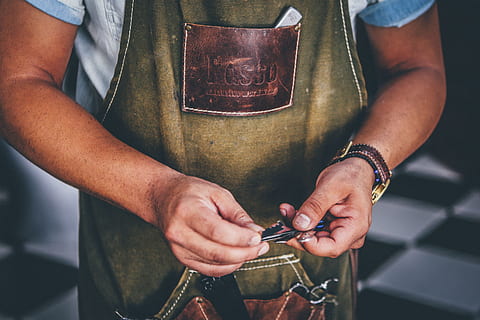 gente, hombre, delantal, pliegues, manos, reloj, accesorios, una persona, participación, ocupación, hombres, habilidad, sección en medio, adentro, trabajando, mano humana, adulto, mano, Arte y artesanía, parte del cuerpo humano, arte, de cerca, en pie, negocio, taller, extremidad humana, control de calidad, 4K, CC0, dominio público, libre de derechos
