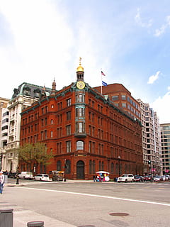 arquitectura, ladrillo, edificio, perspectiva, edificio de esquina, esquina, exterior del edificio, estructura construida, cielo, ciudad, transporte, Vehículo de motor, coche, calle, día, la carretera, nube - cielo, modo de transporte, naturaleza, personas incidentales, vehículo terrestre, historia, el pasado, al aire libre, 2K, CC0, dominio público, libre de derechos