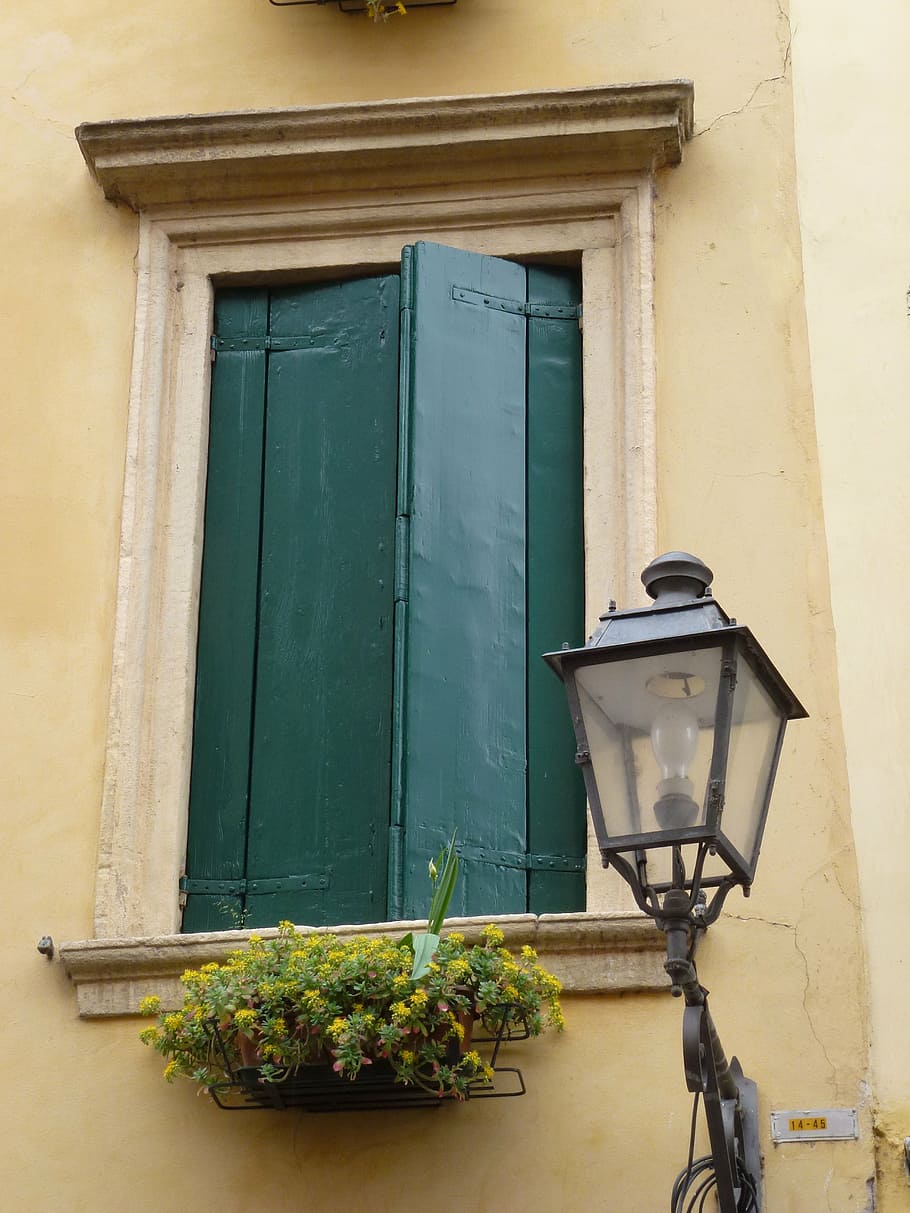 finestra, città vecchia, mediterraneo, lanterna, esterno dell'edificio, architettura, struttura costruita, attrezzatura per l'illuminazione, nessuno, giorno, pianta, costruzione, caratteristica della parete, pianta in vaso, Casa, giallo, lampada elettrica, lampione, fiore, all'aperto, natura, pianta fiorita, quartiere residenziale, vaso di fiori, telaio della finestra, 4K