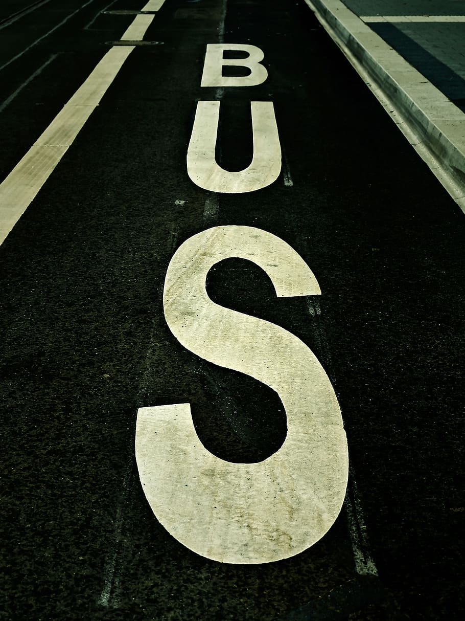 autobus, stampato, corsia asfaltata, fermata dell'autobus, fermare, traffico, strada, lettering, font, stazione degli autobus, fotografia di strada, urbano, dinamico, Düsseldorf, città, numero, colore nero, comunicazione, cartello, avvicinamento, nessuno, vista dall'alto, giorno, mezzi di trasporto, marcatura, segnaletica stradale, all'aperto, Colore bianco, simbolo, guida, concentrarsi sulle conoscenze acquisite, 4K