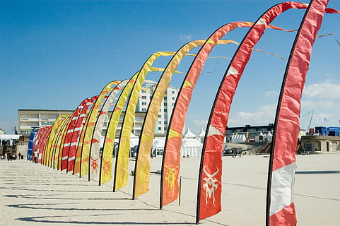 berck, aitvaras, papludimys, vėjas, vėliava, dangus, švarus dangus, architektūra, dieną, pobūdį, pastatyta struktūra, saulės šviesa, kelių spalvų, eilėje, miestas, nėra žmonių, mėlyna, lauke, pastato išorė, pėsčiųjų takas, raudona, gatvė, saulėtas, transportavimas, 2K, CC0, Viešasis domenas, nemokamai