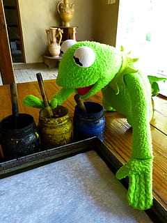 kermit, katak, pelukis, cat, warna, penuh warna, menyenangkan, kegembiraan, hijau, dalam ruangan, interior rumah, kebersihan, warna hijau, tidak ada orang, rak, representasi hewan, perwakilan, seni dan kerajinan, meja, boneka mainan, masih hidup, mainan, wadah, tampilan sudut tinggi, rumah, kerajinan, tanaman di dalam pot, hari, kamar domestik, jendela, kreativitas, tanaman rumah, 4K, CC0, domain publik, bebas royalti