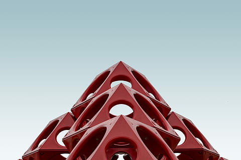 struttura geometrica rossa, fotografia ad angolo basso, rosso, costruzione, grigio, cielo, struttura, terreno di gioco, telaio, forma, Inquadratura dal basso, cielo sereno, copia spazio, veicolo aereo, aereo, mezzi di trasporto, nessuno, modo di trasporto, natura, vista frontale, giorno, all'aperto, avvicinamento, emozione, blu, soleggiato, analizzare, cercare, guardare, industria aerospaziale, 5K, CC0, dominio pubblico, privo di copyright