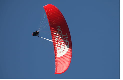 paragliding, chamonix, zils, sportu, sarkans, zems leņķa skats, debesis, lidošana, Ekstrēmie sporta veidi, atpūtas pasākumi, piedzīvojums, izpletnis, skaidras debesis, raksturs, prieks, kopēt vietu, vidus gaisā, pozitīvas emocijas, zīme, cilvēkiem, uzmundrinājums, ārā, brīvība, uztraukums, 4K, CC0, publiskais domēns, bez atlīdzības