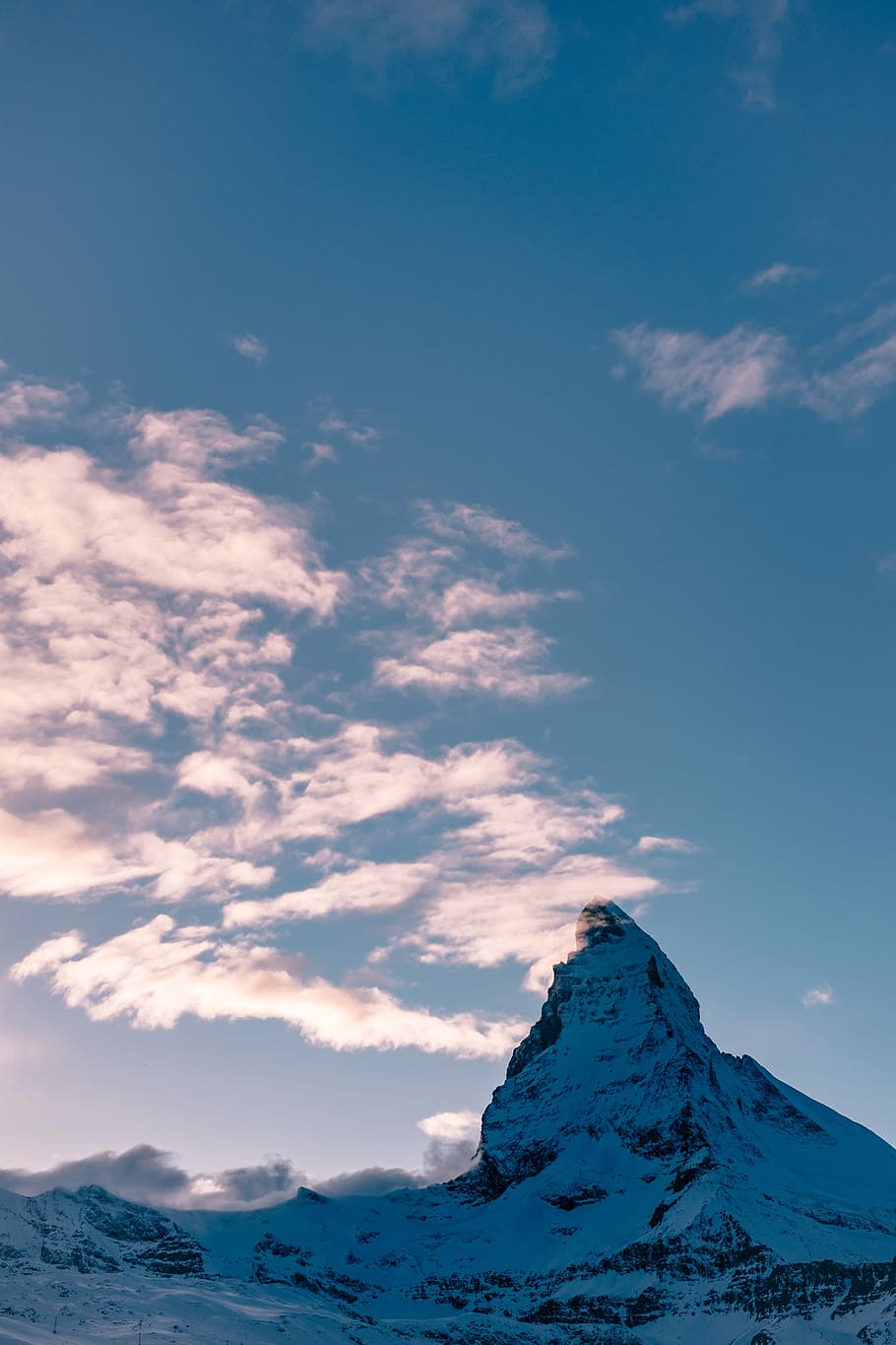 matterhorn bjerg, switzerland, bjergfelt, sne, Sky, himmel, spids, alp, snedækket, natur, landskab, solnedgang, Europa, ski, alpine klatring, bjergbestiger, alpinism, alpine, sky - himmel, kold temperatur, skønhed i naturen, vinter, scenics - natur, bjerg, ro, rolig scene, bjergkæde, miljø, ingen mennesker, ikke-urbane scene, blå, dag, idyllisk, snedækket bjerg, bjergtop, 4K