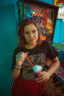 selektivní, zaostřovací fotografie, dívka, jíst, jahoda frappe, žena, stojící, pinball stroj, čelní pohled, jedna osoba, neformální oblečení, dítě, hospodářství, volnočasové aktivity, skutečných lidí, jídlo a pití, dětství, nevinnost, životního stylu, portrét, při pohledu na fotoaparát, pas nahoru, jídlo, hnědé vlasy, uvnitř, dívky, účes, 5K, CC0, veřejná doména, bez autorských práv