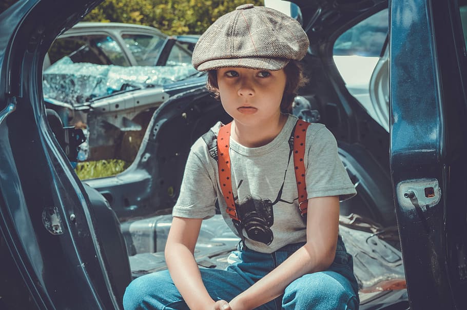 Junge, Sitzung, Innerhalb, zerstört, schwarz, Fahrzeugkarosserie, tagsüber, Dump, Jungs, Werkstatt, Mechanik, der Schrottplatz, altes Auto, alte Autos, Müll, Tyrannen, Transport, Bully, Kind, Wildfang, Schüler, urchins, Transportmittel, Auto, Kraftfahrzeug, Kindheit, Landfahrzeug, echte Menschen, eine Person, Vorderansicht, Lebensstile, Legere Kleidung, Fahrzeuginnenraum, Freizeitbeschäftigung, Tag, Dreiviertel Länge, Männer, Unschuld, draußen, 5K