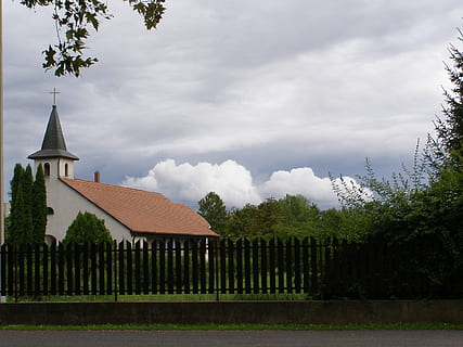 Landschaft, Regen, nach dem, Kirche, Architektur und Gebäude, Religion, Baum, Reiseorte, Andachtsorte, die Architektur, wolke - himmel, keine Leute, draußen, gebaute Struktur, Gebäudehülle, Himmel, Pflanze, Gebäude, Anbetungsstätte, Natur, Spiritualität, Glauben, Tag, Wachstum, Turm, 2K, CC0, gemeinfrei, lizenzfrei