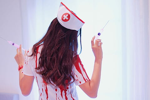 costum de asistenta pentru femei, Femei, asistent medical, costum, femele, oameni, adult, o persoana, etnie caucaziană, tânăr adult, doar o femeie, doar femei, par lung, păr șaten, coafura, deținere, roșu, păr, de la talie in sus, în interior, permanent, portret, stiluri de viață, lovitură de cap, vedere din față, Modă, zi, contemplare, adolescent, 1080P, CC0, domeniu public, fără drepturi de autor