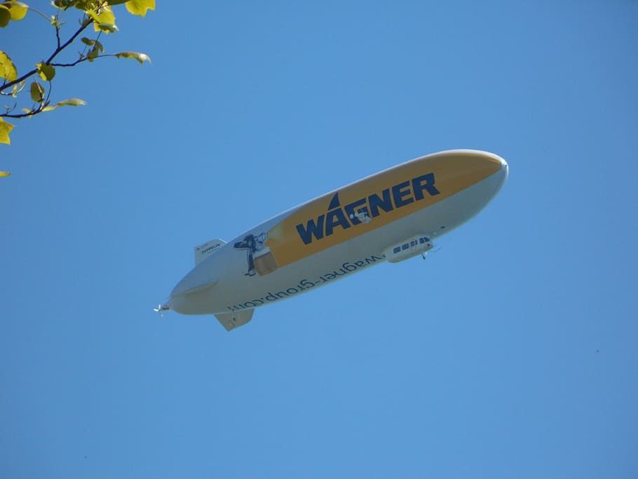 zeppelin, dirigible, flotar, volar en globus, cel, blau, cel clar, guió occidental, text, cap gent, comunicació, naturalesa, vehicle aeri, dia, avió, signe, sol objecte, volant, transport, assolellat, manera de transport, primer pla, còpia espai, vista d’angle baix, 4K