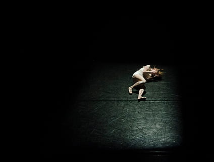 dona, posada, negre, superfície, animal, fosc, longitud completa, rendiment, esdeveniment d’arts escèniques, una persona, una sola dona, només una jove, a l'interior, còpia espai, fons negre, tir de l'estudi, ballant, nen, equilibri, elegància, habilitat, infància, vista lateral, punt de mira, cultura i entreteniment artístic, Ballarí de ballet, ballet, pentinat, vista del perfil, 2K, CC0, domini públic, lliure de regalies