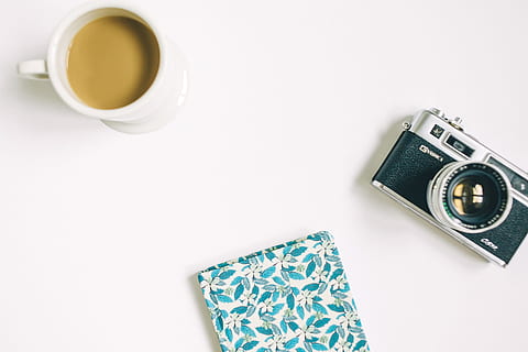 sort, grå, SLR kamera, blomster, notesbog, hvid, keramisk, krus, kamera, ved siden af, kaffekop, Næste, kaffe, cyan, løv, mønster, pad, baggrund, flatlay, arbejdsområde, kop, kaffe - drikke, kamera - fotografisk udstyr, bord, indendørs, studio skud, ingen mennesker, tæt på, hvid baggrund, drikke, mad og drikke, høj vinkel visning, direkte over, forfriskning, teknologi, kopiere plads, fotografering temaer, stilleben, te kop, porcelæn, blomstermønster, 4K, CC0, offentligt domæne, royaltyfrie