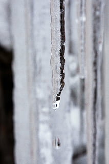 Eis, Eiszapfen, tropfen, Auftauen, kalt, Winter, Weiß, Frost, Schnee, gefroren, zing Regen, Wasser, funkeln, Brechung, kalte Temperatur, Nahansicht, keine Leute, Umgebung, Natur, Kristall, Tag, Fokus auf den Vordergrund, selektiver Fokus, draußen, Eis Kristall, Schönheit in der Natur, hängend, schmelzen, Reinheit, 4K, CC0, gemeinfrei, lizenzfrei