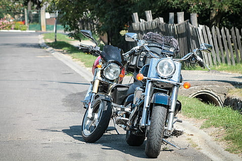 giro, escursione, motore, túramotor, mannaia, riposo, turismo, allenatore, montagne, villaggio, paesaggio, tempo libero, motori, strada, umore, banca nazionale araba, viaggio su strada, mezzi di trasporto, modo di trasporto, motociclo, stazionario, veicolo terrestre, giorno, natura, nessuno, in stile retrò, luce del sole, faro, città, concentrarsi sulle conoscenze acquisite, all'aperto, parcheggio, assenza, bicicletta, cromo, veicolo terrestre personale, ruota, 4K, CC0, dominio pubblico, privo di copyright