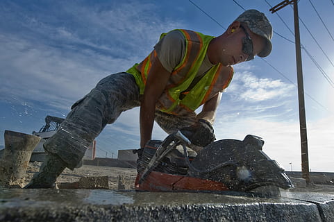 mand skære beton, konstruktion, arbejder, arbejdsmand, entreprenør, job, websted, industriel, beton, sav, skæring, herrer, Manuel arbejder, byggebranchen, beskæftigelse, udstyr, udendørs, en person, bøjning, rigtige mennesker, fuld længde, sidebillede, unge mænd, dag, vand, industri, bygningsarbejder, voksen, byggeplads, himmel, indsats, 1080P, CC0, offentligt domæne, royaltyfrie