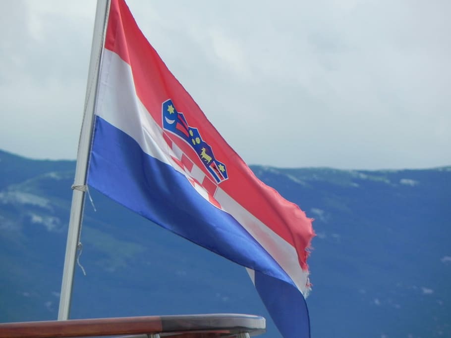 bandera, muntanyes, aleteig, vent, cel, bandera croata, el patriotisme, vermell, cap gent, orgull, dia, medi ambient, naturalesa, vista d’angle baix, agitant, pol, núvol - cel, independència, a l'aire lliure, símbol, emoció, llibertat, icona nacional, 2K