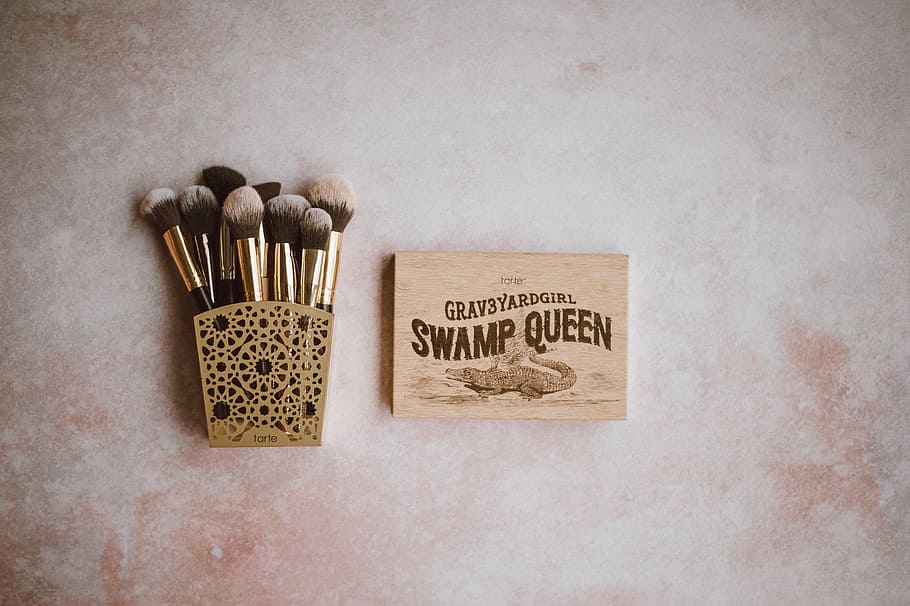 trucco di tarte, Marrone, pennello da trucco, impostato, rack in acciaio, accanto, tavolozza trucco palude regina, spazzola, trucco, flatlay, testo, cibo e bevande, cibo, in casa, nessuno, direttamente sopra, vista dall'alto, girato in studio, sceneggiatura occidentale, comunicazione, scelta, freschezza, contenitore, cibo italiano, legno - materiale, copia spazio, avvicinamento, tavolo, variazione, pasta, 4K