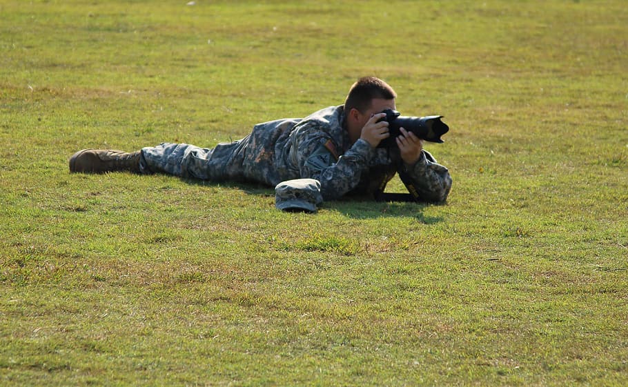 militar, agafat, verd, herba, utilitzant, càmera dslr, durant el dia, càmera, dslr, camp, home, persona, fotògraf, forces Armades, soldat de l'exèrcit, longitud completa, una persona, estirat, govern, dia, uniforme militar, persones reals, homes, pistola, planta, roba, arma, exèrcit, rifle, uniforme, 4K