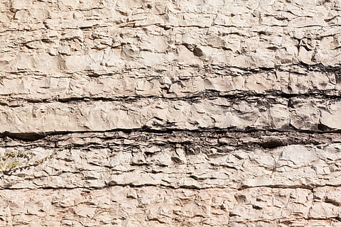 sòl marró, alpí, rock, capa, penya-segat, garda, fons, textura, macro, primer pla, temps, marró, marc complet, patró, estructura construïda, material de fusta, aspre, funció de construcció de parets, cap gent, arquitectura, dia, paret, resistent, vell, a l'aire lliure, sòlid, en fila, naturalesa, història, efecte texturat, paret de pedra, 4K, CC0, domini públic, lliure de regalies