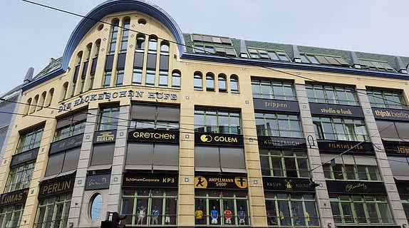 hackesche höfe, Berlín, fasáda, budova, historicky, architektura, exteriér budovy, stavba, okno, město, vláda, nikdo, sklo - materiál, nízký úhel pohledu, podnikání, den, kancelářská budova exteriér, kancelář, zákon, venku, nebe, finance, mrakodrap, 5K, CC0, veřejná doména, bez autorských práv